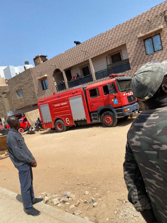 Photos / Parcelles Assainies : L'effondrement de la dalle d’un immeuble, fait deux morts