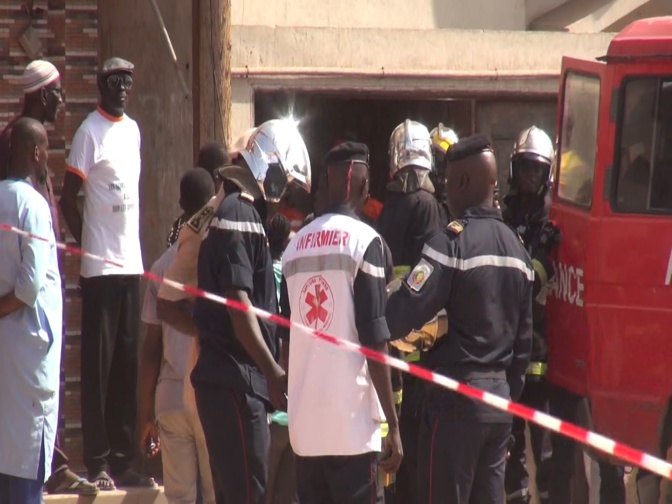 Photos / Parcelles Assainies : L'effondrement de la dalle d’un immeuble, fait deux morts