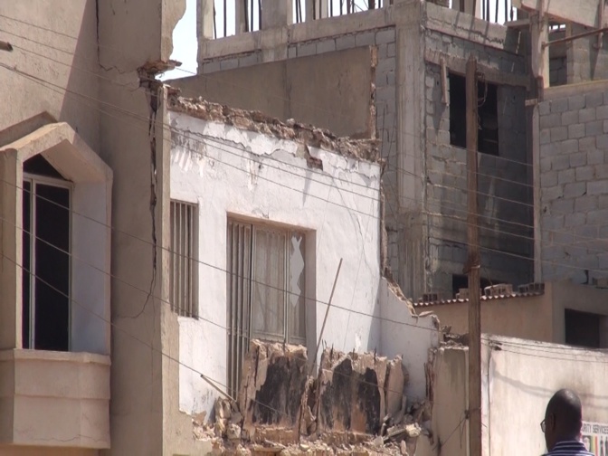 Photos / Parcelles Assainies : L'effondrement de la dalle d’un immeuble, fait deux morts