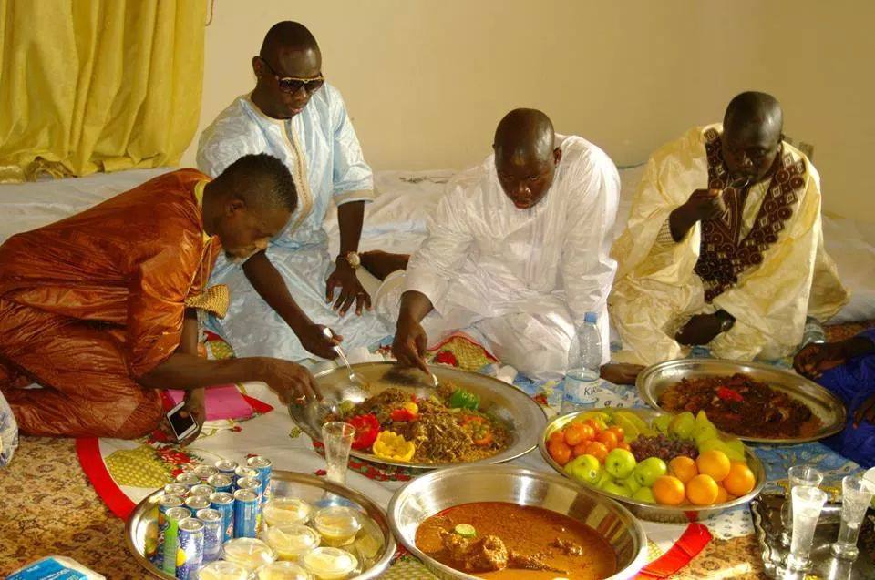Le chanteur Pape Diouf et ses amis autour d'un succulent "berndel"  à Touba 