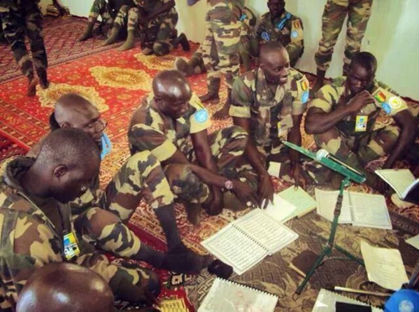 Des casques bleus sénégalais  lisent les "Khassaides" de Serigne Touba lors du Magal