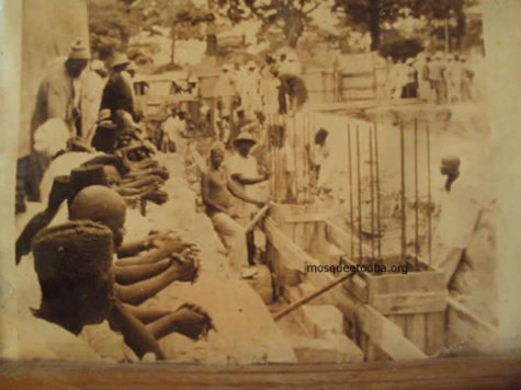 Les ouvriers qui ont participé à la construction de la mosquée avec Cheikh Mouhamed Fadel Mbacké