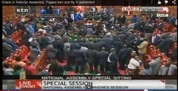 [Vidéo] Kenya : les députés en viennent aux mains lors du vote d’une loi antiterroriste