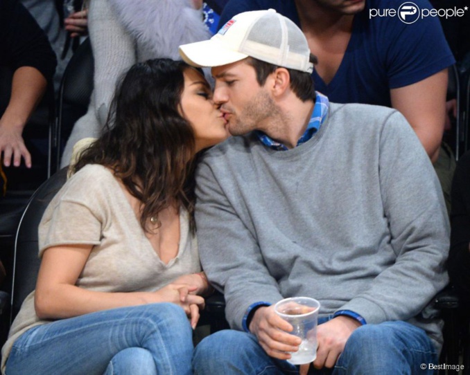 Mila Kunis : Décolleté de sortie et bisous décomplexés avec Ashton Kutcher