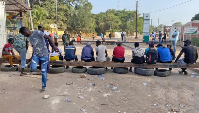 Procès Ousmane Sonko - Adji Sarr: Les jeunes font toujours bloc autour de la maison de Ousmane Sonko, les manifs continuent Procès Ousmane Sonko - Adji Sarr: Les jeunes font toujours bloc autour de la maison de Ousmane Sonko, les manifs continuent