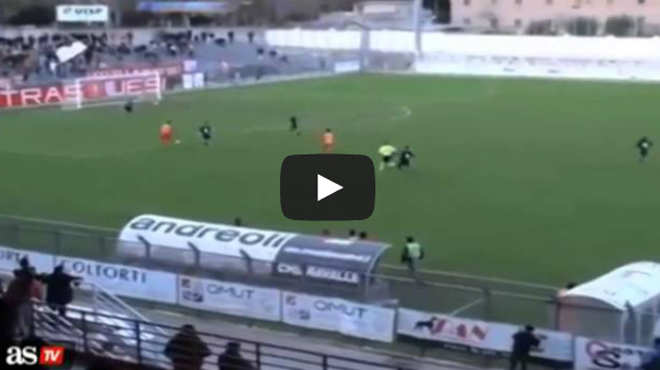Un coach envoie un ballon sur un joueur adverse pour le stopper