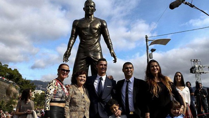 Cristiano Ronaldo inaugure sa statue aux formes ... généreuses