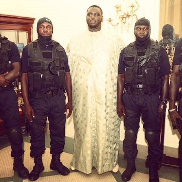 Arrêt sur image - Amadou, le fils du Président Sall entouré des éléments de la Bip