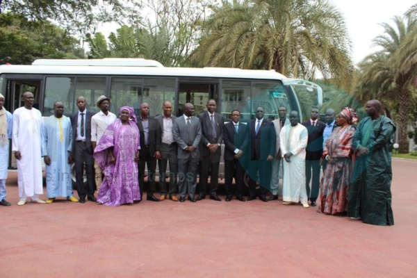 (Photos) Le Président Macky Sall offre un bus flambant neuf à l'As Pikine 