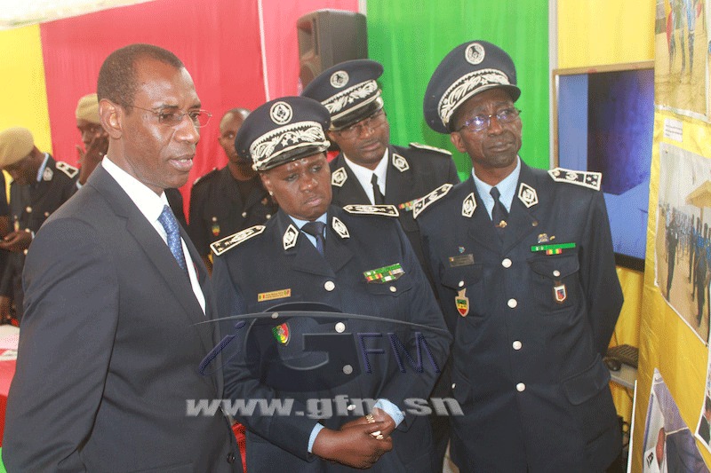 Images – Visite du ministre de l’Intérieur au stand de la police nationale