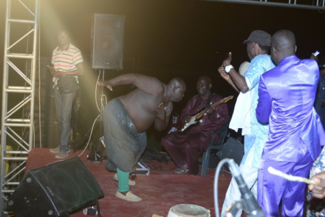 Arrêt sur image: Un danseur très spécial au concert de Pape Diouf hier, à Kaolack