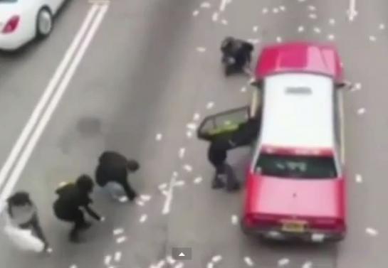 Vidéo-Hong Kong : 1,6 million d'euros sur la chaussée, la foule devient folle