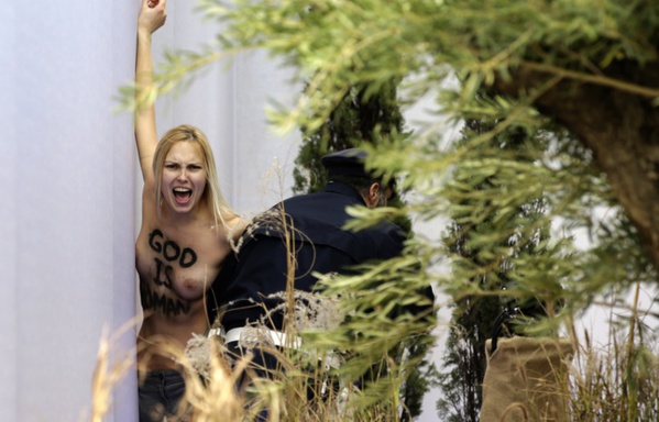 Une femen seins nus dans la crèche de la place Saint-Pierre