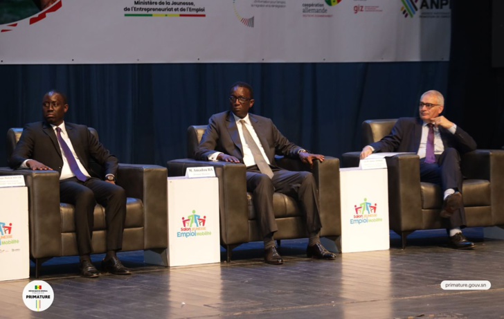 Photos / Salon de Jeunesse, de l’Emploi et de la Mobilité: Le Premier Ministre parle d’un sujet à la fois crucial et intemporel Photos / Salon de Jeunesse, de l’Emploi et de la Mobilité: Le Premier Ministre parle d’un sujet à la fois crucial et intemporel