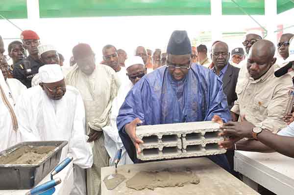 Le Président Sall en action, Pose pierre !