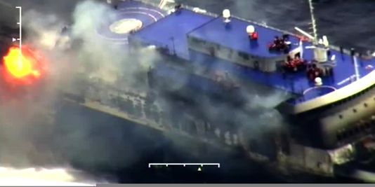Des centaines de passagers encore piégés sur un ferry en feu au large de la Grèce