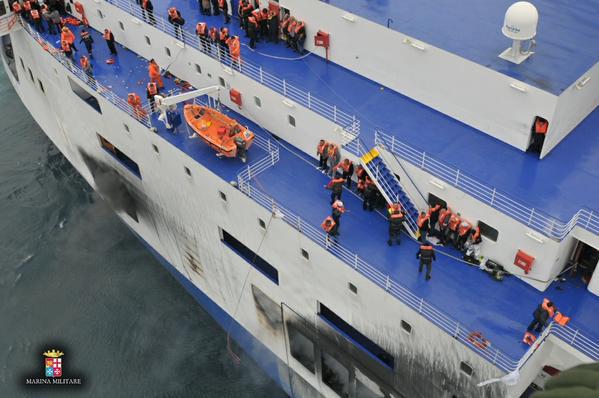 Des centaines de passagers encore piégés sur un ferry en feu au large de la Grèce