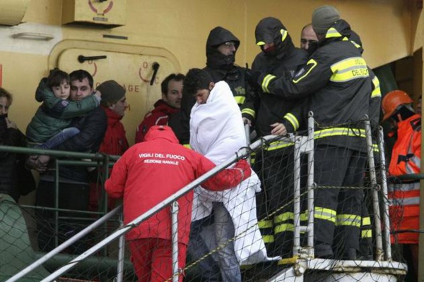 Des passagers du ferry arrivent en Italie, 162 encore à bord