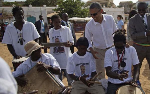 David Cameron offre un tambour, fabriqué au Sénégal, comme cadeau à Barack et Michelle Obama
