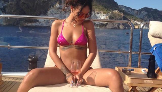 Rihanna quasiment nue sur son yacht !
