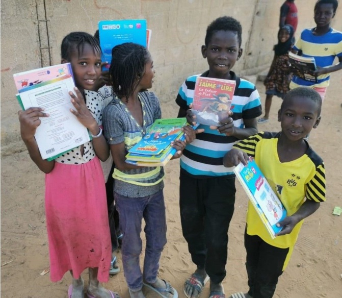 Les 26 000 livres offerts par l'association Culture Arts Santé et Environnement, sont en cours de distribution à Dakar grâce au mécénat de compétence de la Compagnie Sucrière Sénégalaise
