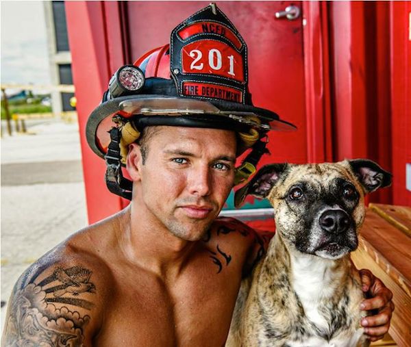 Des hommes à croquer et des animaux trop mignons, ce nouveau calendrier de pompiers va mettre le feu !