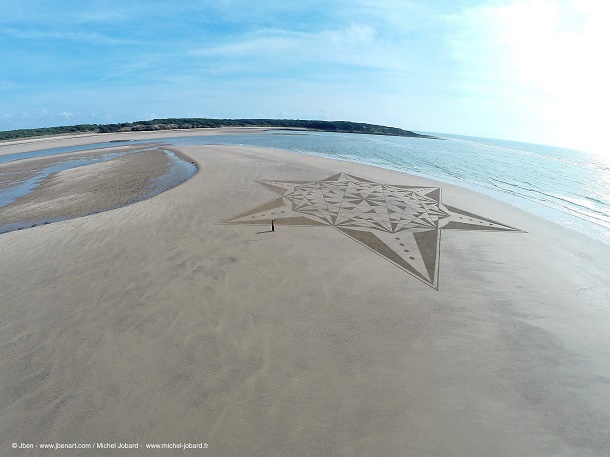 Cet artiste dessine des œuvres gigantesques dans le sable de la plage ! Photographié par un drone, le résultat est exceptionnel...