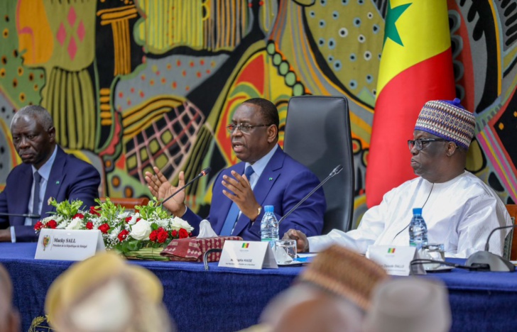 Photos/ Palais : Le président de la République, Macky Sall et les représentants des différentes entités participant au dialogue national Photos/ Palais : Le président de la République, Macky Sall et les représentants des différentes entités participant au dialogue national