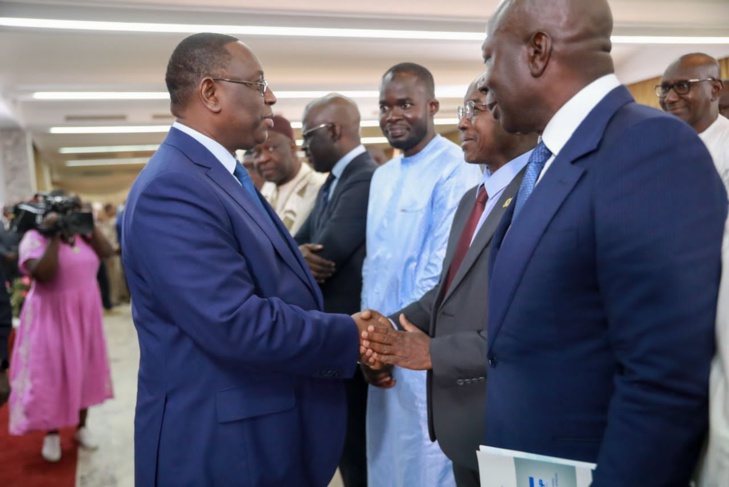 Photos/ Palais : Le président de la République, Macky Sall et les représentants des différentes entités participant au dialogue national Photos/ Palais : Le président de la République, Macky Sall et les représentants des différentes entités participant au dialogue national