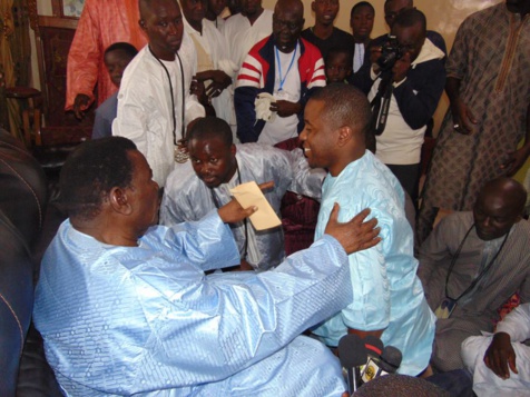 Bougane Guèye, remettant son "adiya" à Cheikh Béthio Thioune