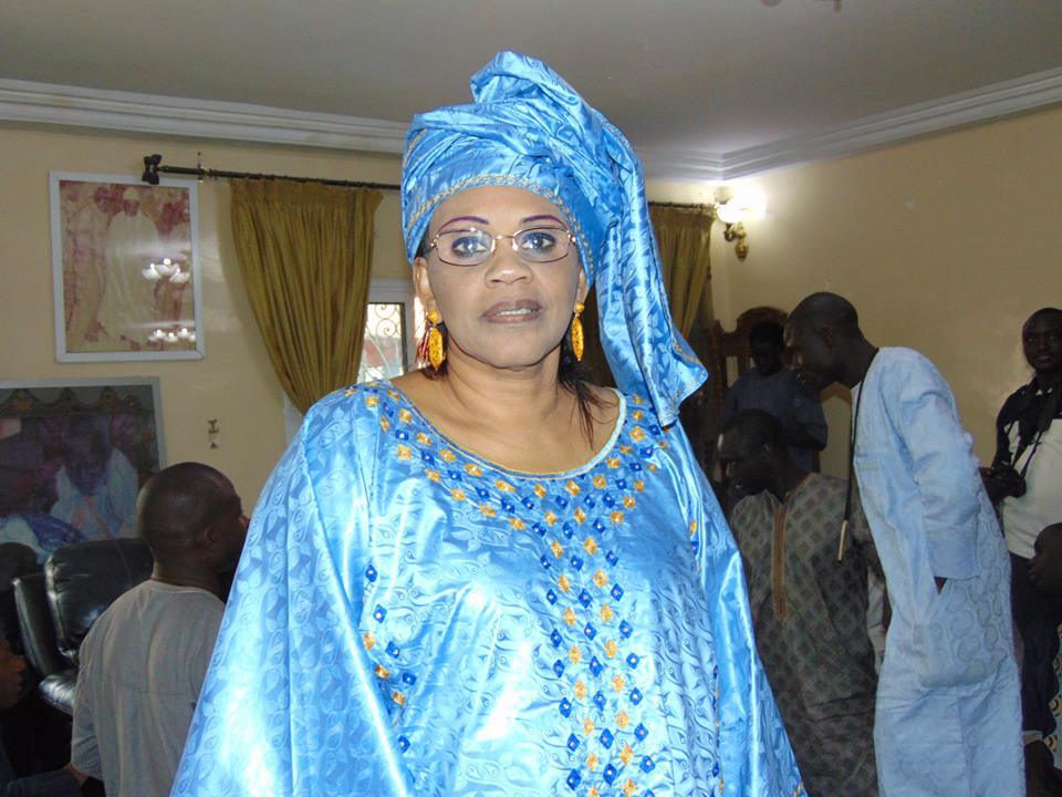 Cheikh Béthio et l'une de ses épouses en boubou haute couture