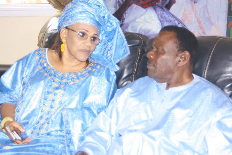 Cheikh Béthio et l'une de ses épouses en boubou haute couture