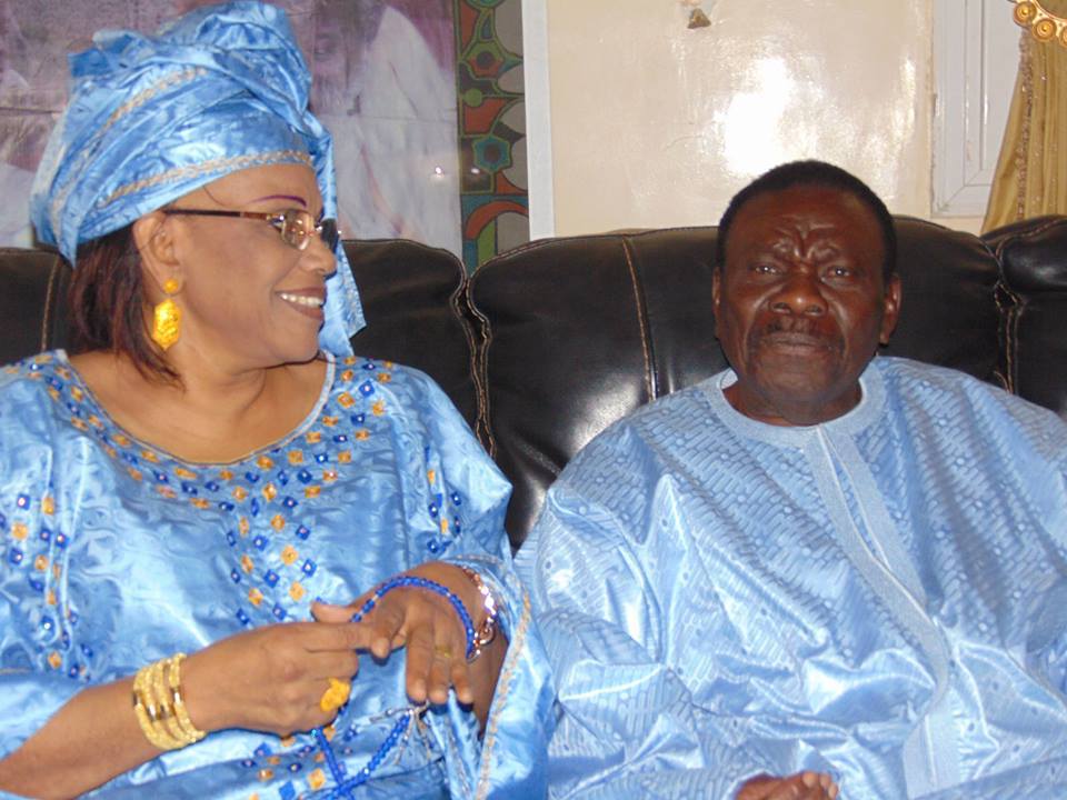 Cheikh Béthio et l'une de ses épouses en boubou haute couture