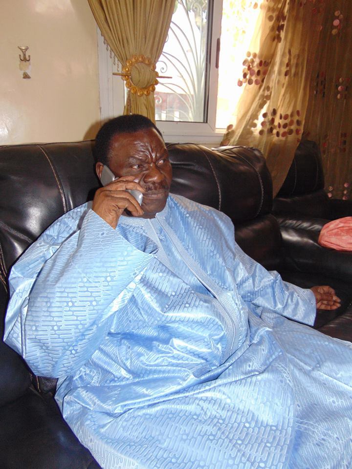 Cheikh Béthio et l'une de ses épouses en boubou haute couture