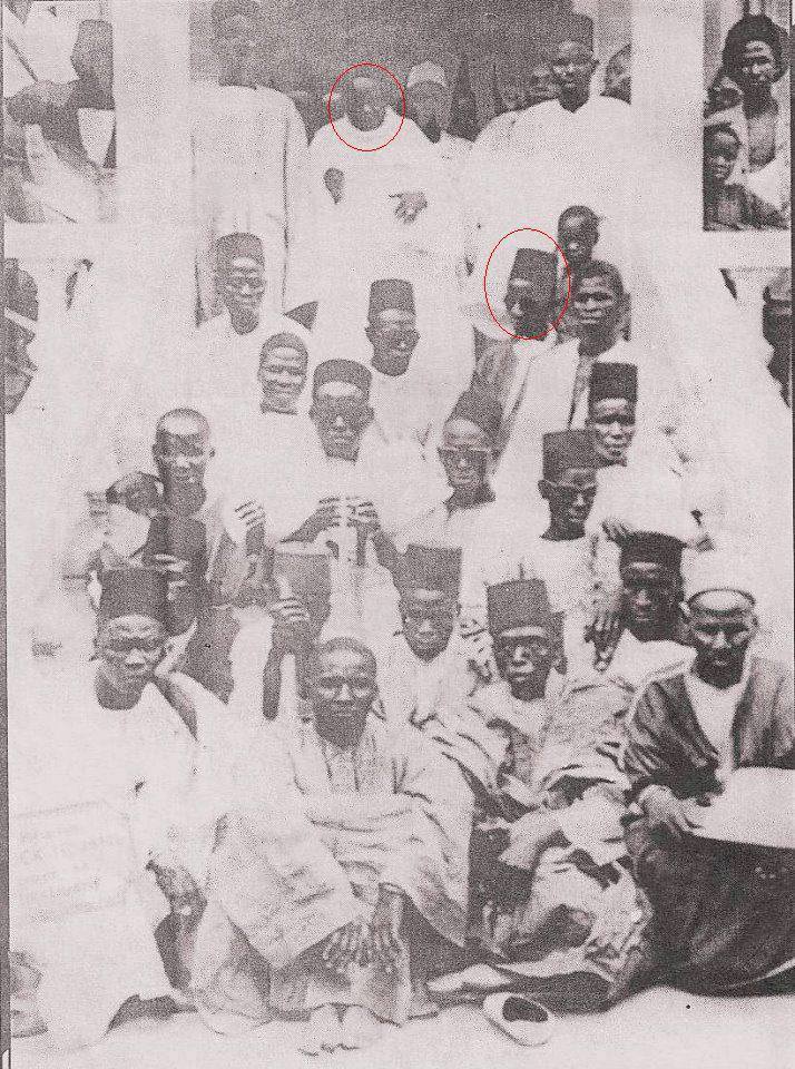 Serigne Ababacar Sy (RTA) en 1957, après sa dernière prière de vendredi en compagnie de ses Moukhadams