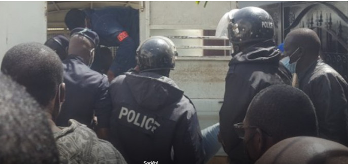 Parcelles assainies : Le fils du policier lynché par les manifestants, donne des nouvelles de son père