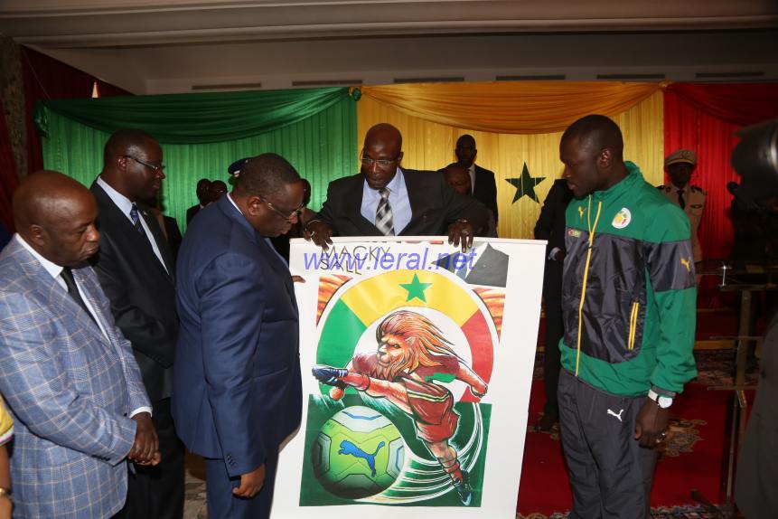 Les Lions offrent un magnifique tableau d'art au Président Macky Sall