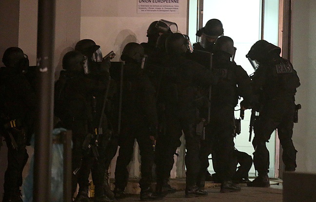 EN DIRECT: Charlie Hebdo, jour 2: Deux policiers blessés par des coups de feu porte de Châtillon... Valls estime que la menace n'a pas été sous-estimée...