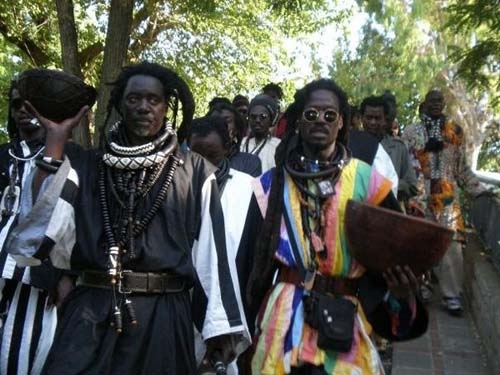 MBacké Kadior : Des Baye Fall soulèvent la voiture du fils du Khalif des Mourides sur plusieurs métres