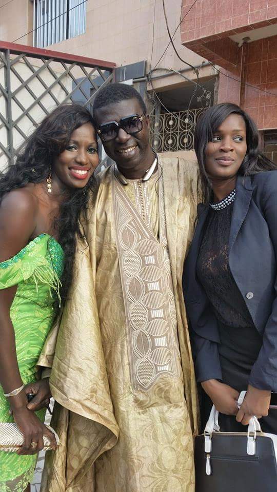 Fallou Dieng pose avec sa fille Codou et Lissa