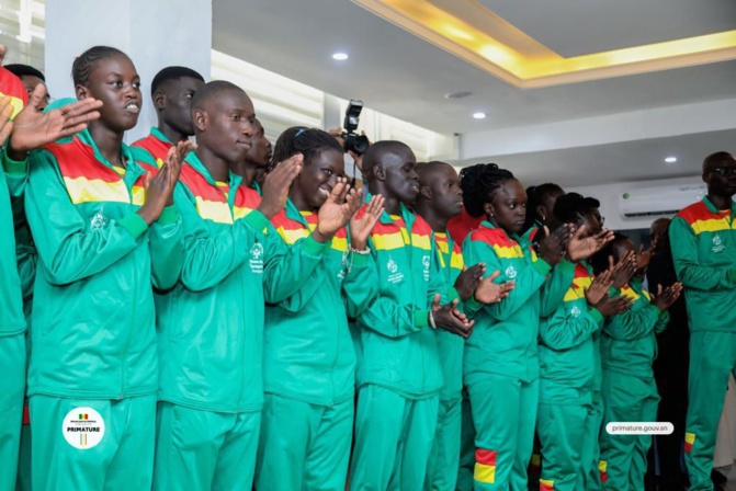 Jeux mondiaux de Berlin : Amadou Bâ, Premier Ministre, remet le drapeau national à la délégation «Spécial Olympics»