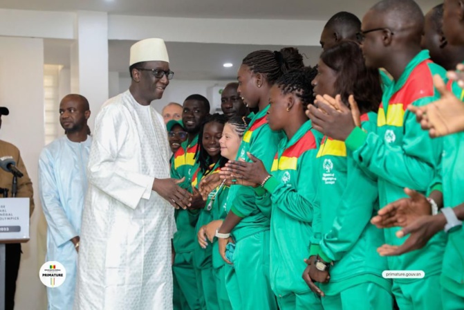 Jeux mondiaux de Berlin : Amadou Bâ, Premier Ministre, remet le drapeau national à la délégation «Spécial Olympics»