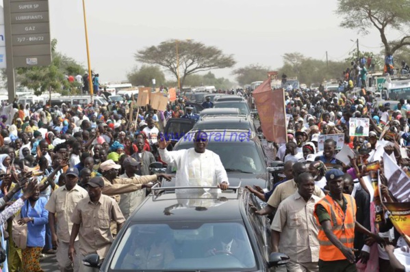 Pose de la première pierre de l'autoroute "Ila Touba" Une forte mobilisation à l’accueil de Macky Sall