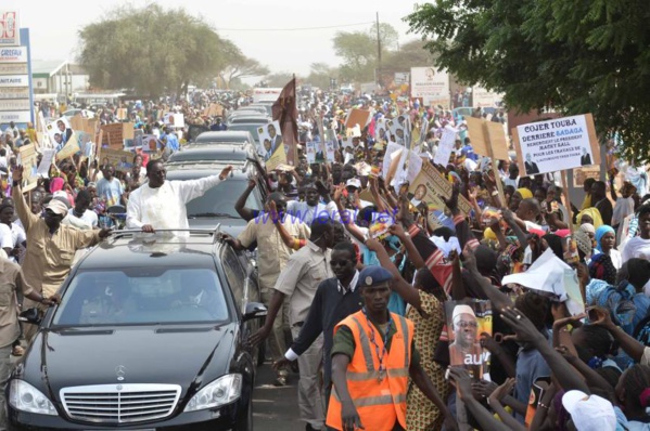 Pose de la première pierre de l'autoroute "Ila Touba" Une forte mobilisation à l’accueil de Macky Sall