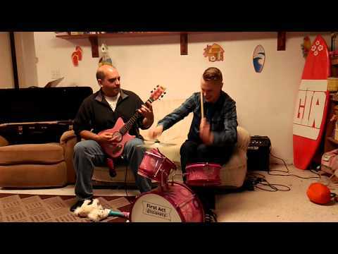 Ce père et son fils, se sont amusés à jouer du metal avec des instruments pour enfants