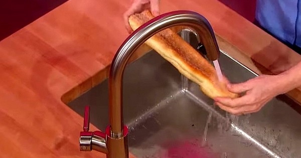 Il passe une baguette sous l'eau du robinet. Vous verrez que cet homme est en fait un véritable génie, quand vous comprendrez pourquoi il fait cela !