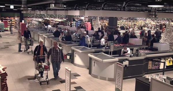 Ils ont cru entrer dans un supermarché bien ordinaire, mais ce qui se passe quand on éteint les lumières est absolument grandiose !