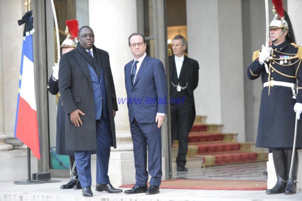 Marche en hommage aux victimes de "Charlie Hebdo": François Hollande accueillant Macky Sall sur le perron de l’Élysée
