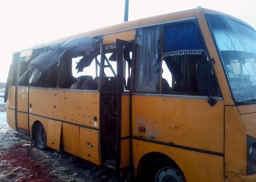 Ukraine: dix civils tués dans un bus touché par des roquettes