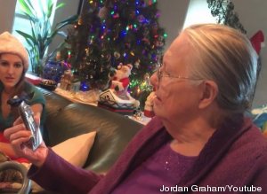 VIDÉO. Ce cadeau de Noël n'a pas plu à cette grand-mère... ou presque